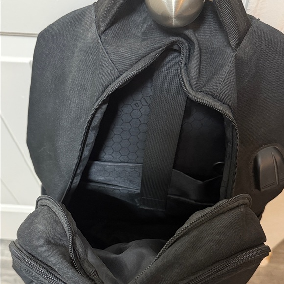 Sleek Black Men's Backpack - Picture 5 of 5